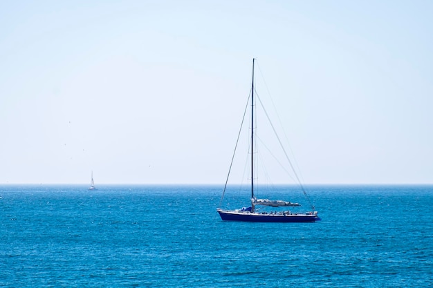 Yacht à voile en mer Méditerranée