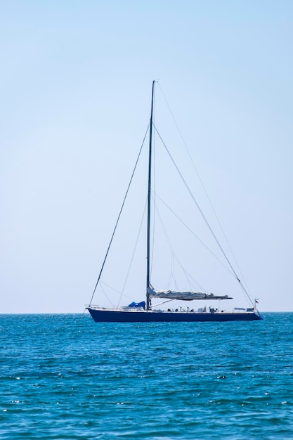 Yacht à voile en mer Méditerranée