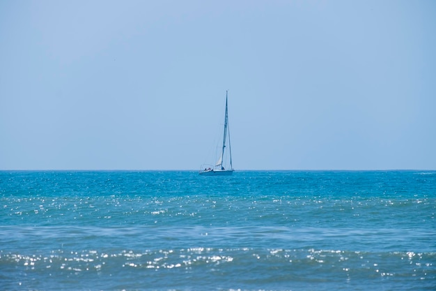 Yacht à voile en mer Méditerranée