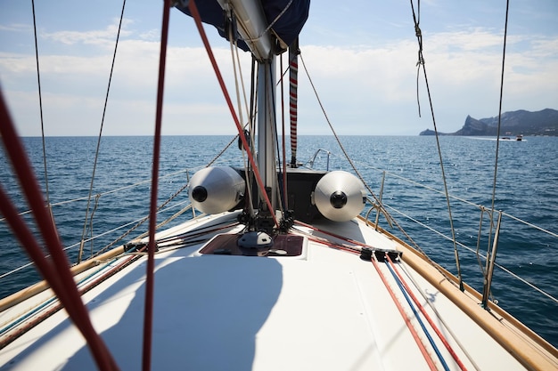 Le yacht à voile se déplace le long de la côte de la mer Noire