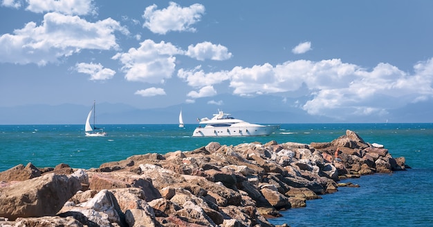 Yacht et voiliers naviguent près de la jetée. mer Méditerranée