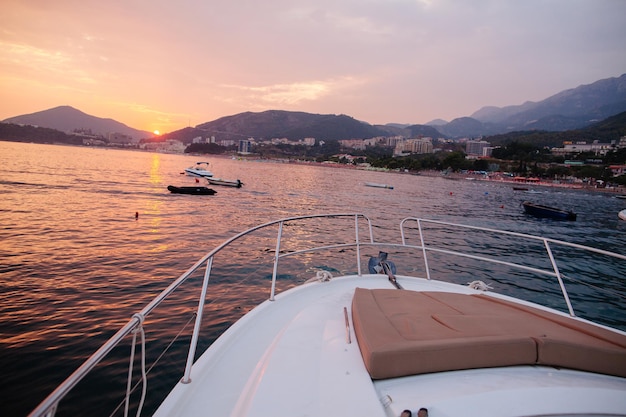 Yachting au coucher du soleil. Paysage marin pittoresque