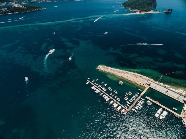 Yachts Accostent Sur La Jetée Près De La Ville