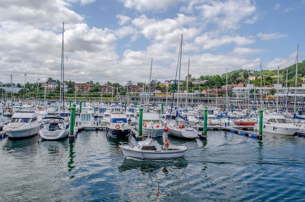 Yachts amarrés dans la marina de Hondarribia