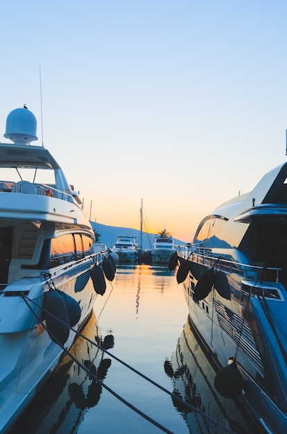 Photo yachts amarrés dans le port sur fond de coucher de soleil du soir.baignade et voyages.