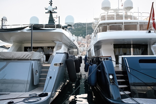 Yachts amarrés à Monaco