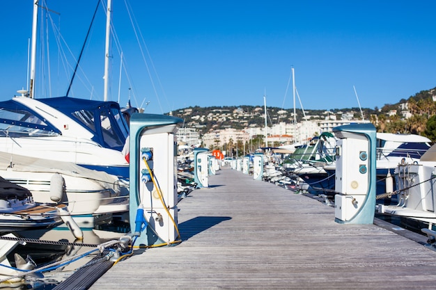 Yachts amarrés à la recherche de carburant et d&#39;électricité