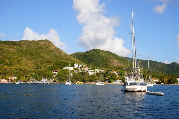 yachts à l'ancrage mer des Caraïbes eau turquoise yachts blancs comme la neige en Martinique