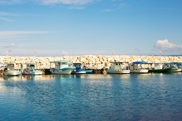 Yachts et bateau dans le port