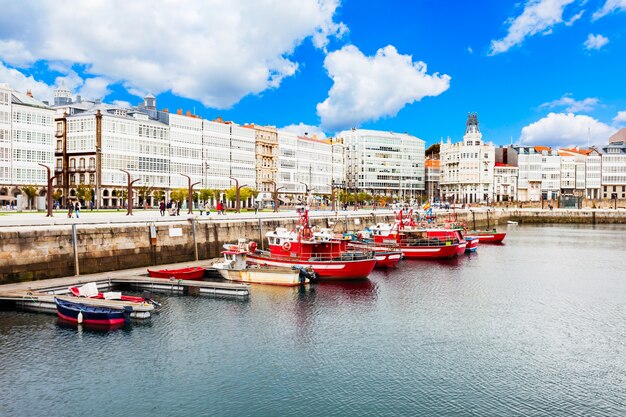 Yachts et bateaux au port de la ville de La Corogne en Galice, Espagne