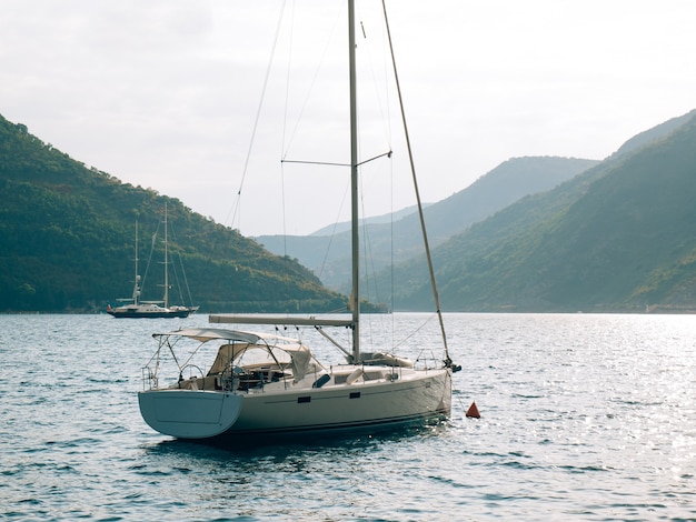 Yachts bateaux bateaux dans la baie de kotor