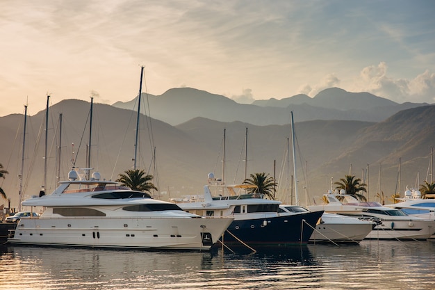 Yachts et bateaux dans la mer adriatique