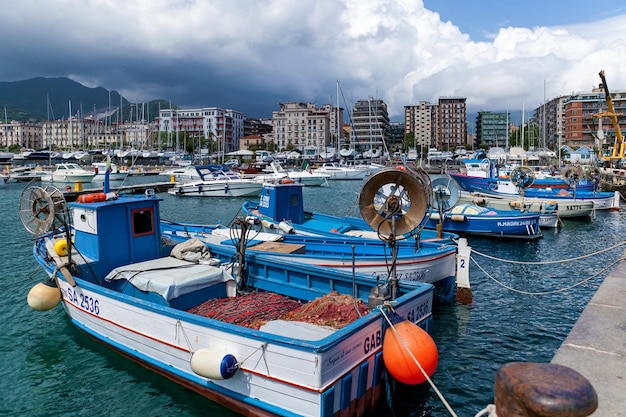 Yachts et bateaux le long de la côte italienne