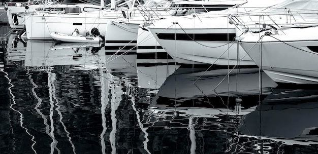 Yachts et bateaux à moteur dans le port de plaisance