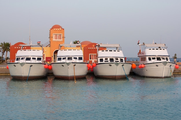 yachts et bateaux sur le quai du port de plaisance