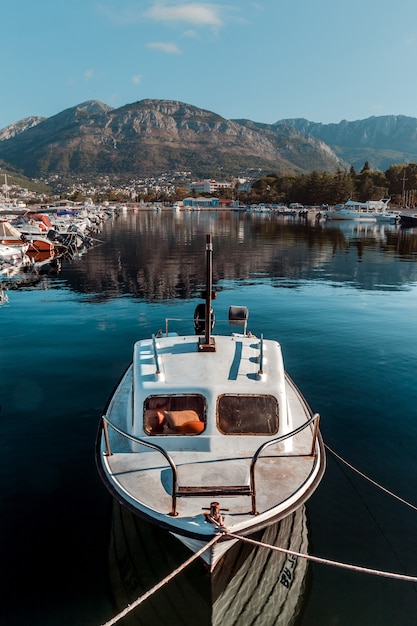 Yachts et bateaux sur le quai