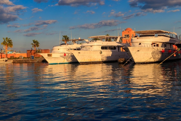 Yachts blancs dans le port de mer d'Hurghada Egypte Port avec des bateaux de touristes sur la Mer Rouge