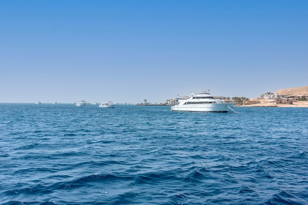 Yachts de croisière à l'heure d'été en Mer Rouge, Egypte