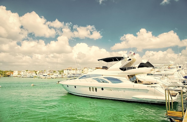 Yachts dans la baie avec ciel nuageux