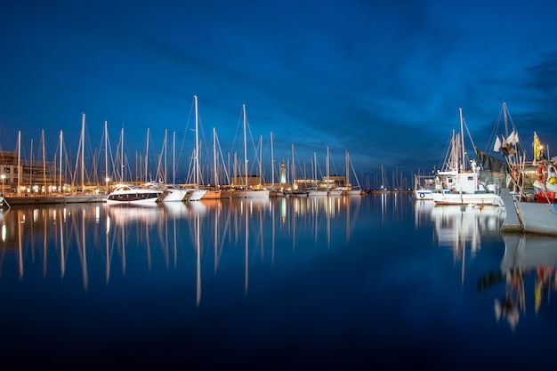 yachts dans la marina tard dans la soirée