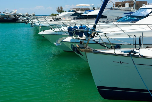 Yachts dans la marina