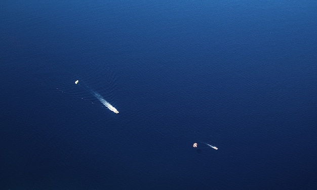 Yachts dans la mer bleue d'en haut