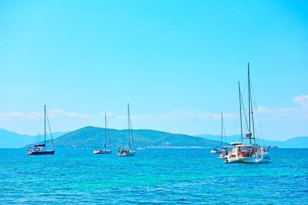 Photo yachts dans la mer le jour d'été, îles saroniques, grèce