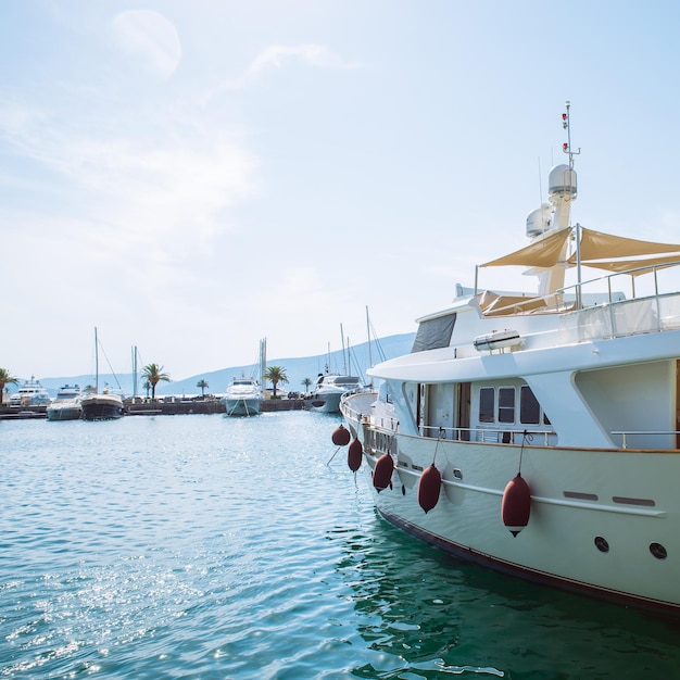 Yachts dans les montagnes de la baie du monténégro en arrière-plan