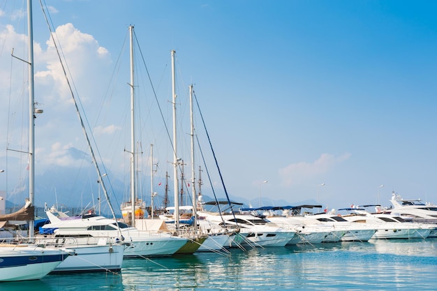 Yachts dans le port de Kemer, Turquie. Paysage d'été