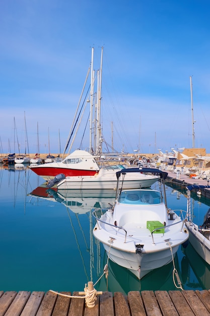 Yachts dans le port de Latchi, Chypre,