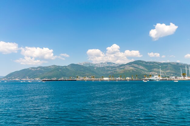 Yachts de différentes tailles et grands navires amarrés dans le port de Tivat.