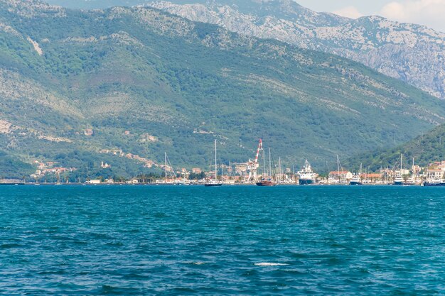 Yachts de différentes tailles et grands navires amarrés dans le port de Tivat.