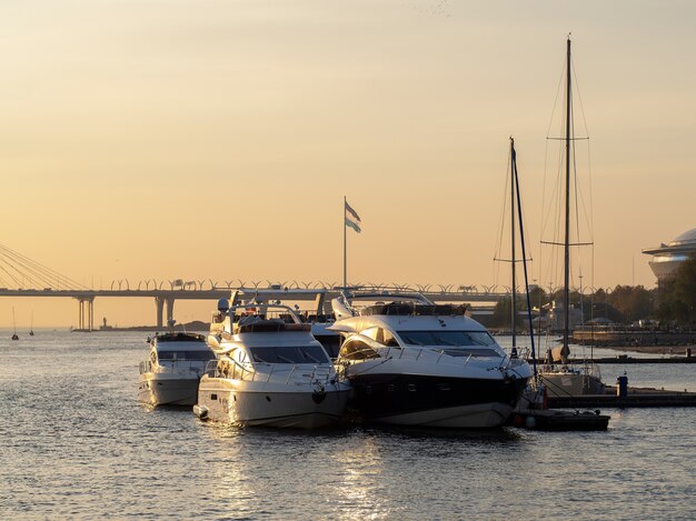 Yachts sur la jetée au coucher du soleil sur la rivière Neva, Saint-Pétersbourg