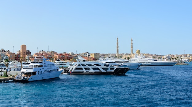 Yachts de luxe amarrés dans le panorama est du port de mer