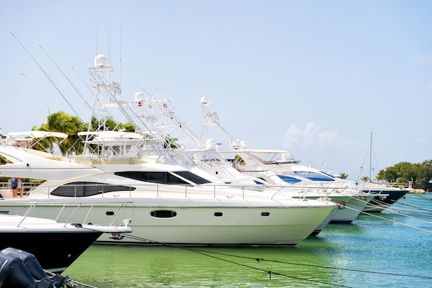 Yachts de luxe amarrés dans le port de la baie à une journée ensoleillée avec des nuages sur le ciel bleu à La Romana, République Dominicaine