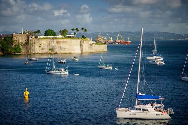 Yachts de luxe ancrés dans l'eau bleue avec fort en surface