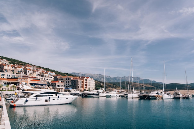 Yachts de luxe au quai de Lustica Bay Monténégro