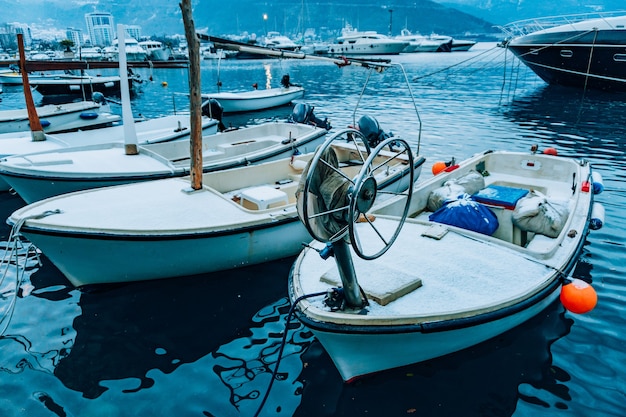 Yachts de luxe sur la côte en hiver