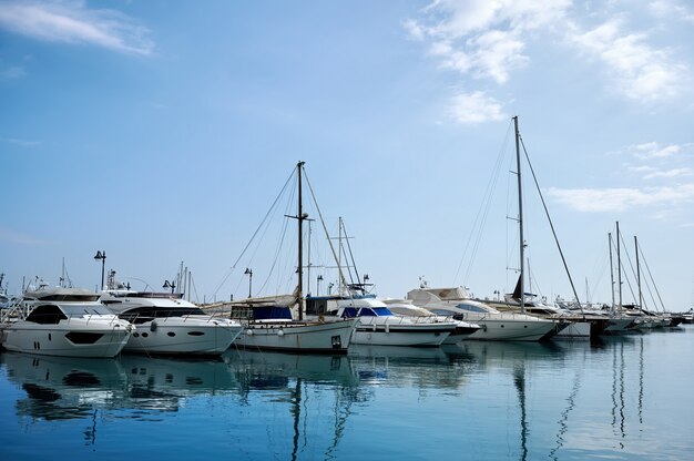 Yachts de luxe dans un port le soir