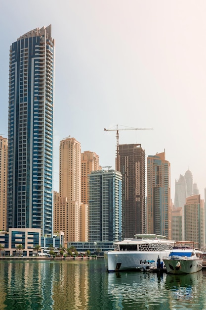 Yachts de mer sur fond de gratte-ciel du paysage urbain diurne de Dubaï