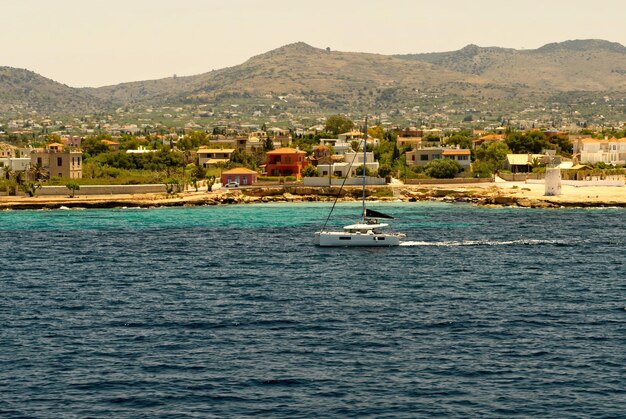 Yachts en mer sur le fond de l'île grecque se bouchent