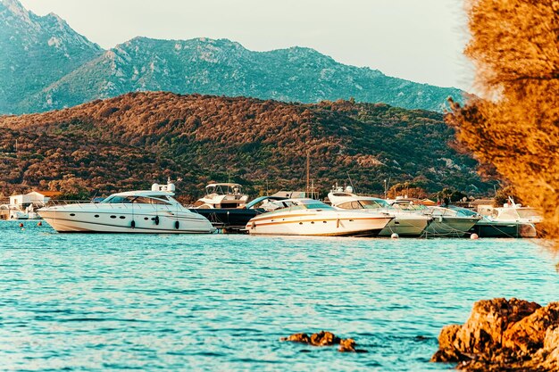 Yachts à la mer Méditerranée sur la Costa Smeralda en Sardaigne en Italie au lever du soleil
