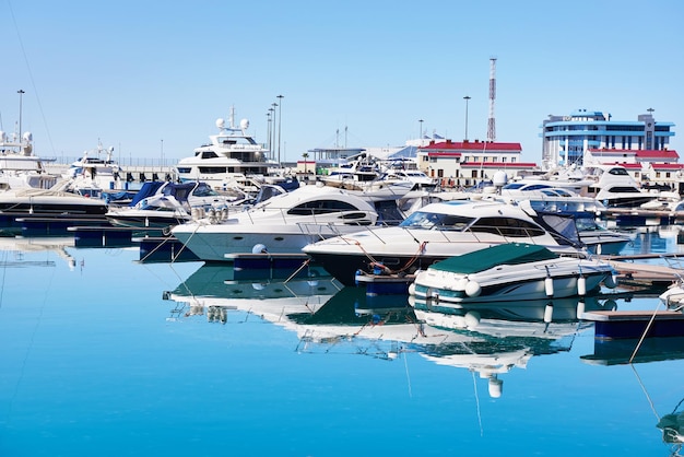 Yachts de mer à quai