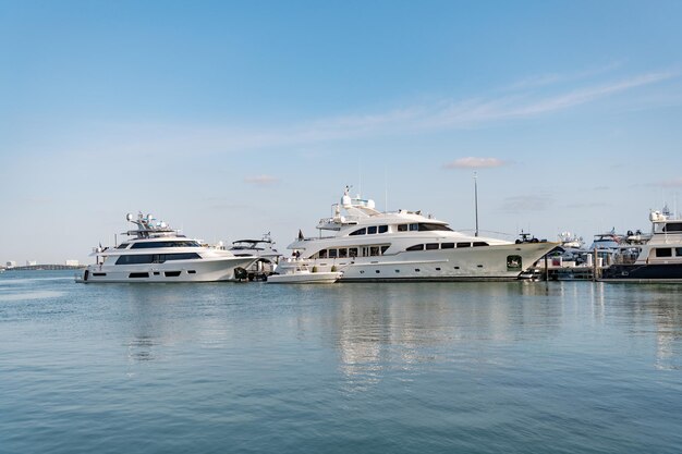 Yachts à miami beach bay vacances d'été