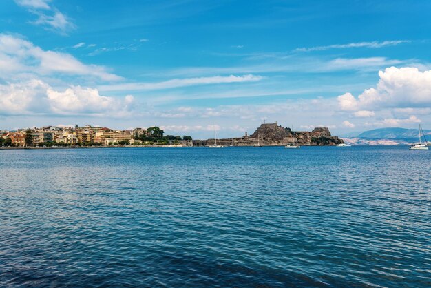 Yachts naviguant sur l'eau de mer près de l'île de Corfou en Grèce