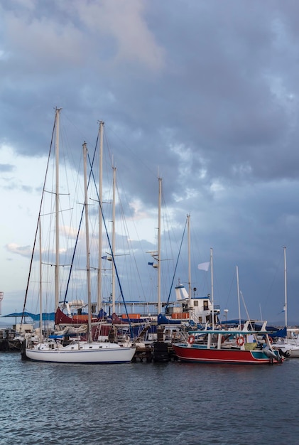 Yachts sur les quais Seascape avec beau ciel