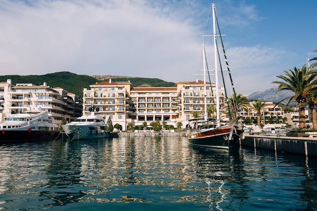 Yachts à voile à la marina de l'hôtel régent à porto monténégro