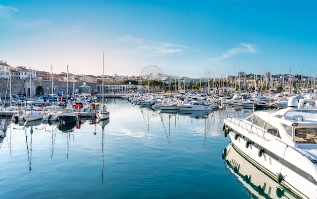 Photo yachts et voiliers amarrés dans le port d'antibes sur une eau bleue riviera française côte d'azur france concept de vacances d'été