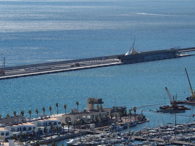 Yachts et voiliers sont amarrés au quai Vue de dessus du port