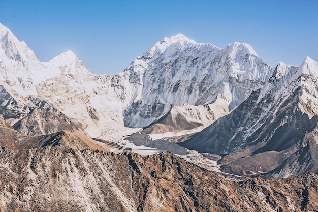 Yak est debout dans la montagne de l&#39;Himalaya